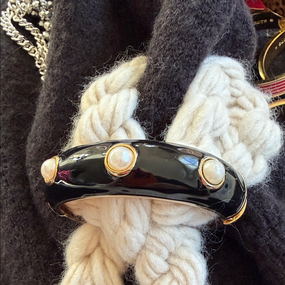Source Unknown Black and Gold Bracelet with Pearl Details